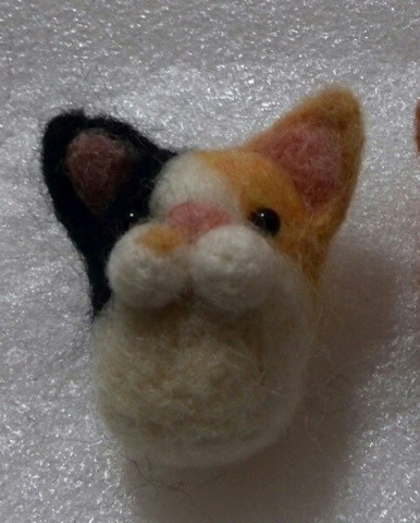 羊毛フェルト三毛猫のマスコットを作りました