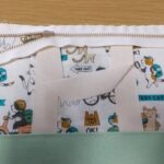 ミニトートバッグ型ポーチ ファスナーとタブを仮縫いしたところ